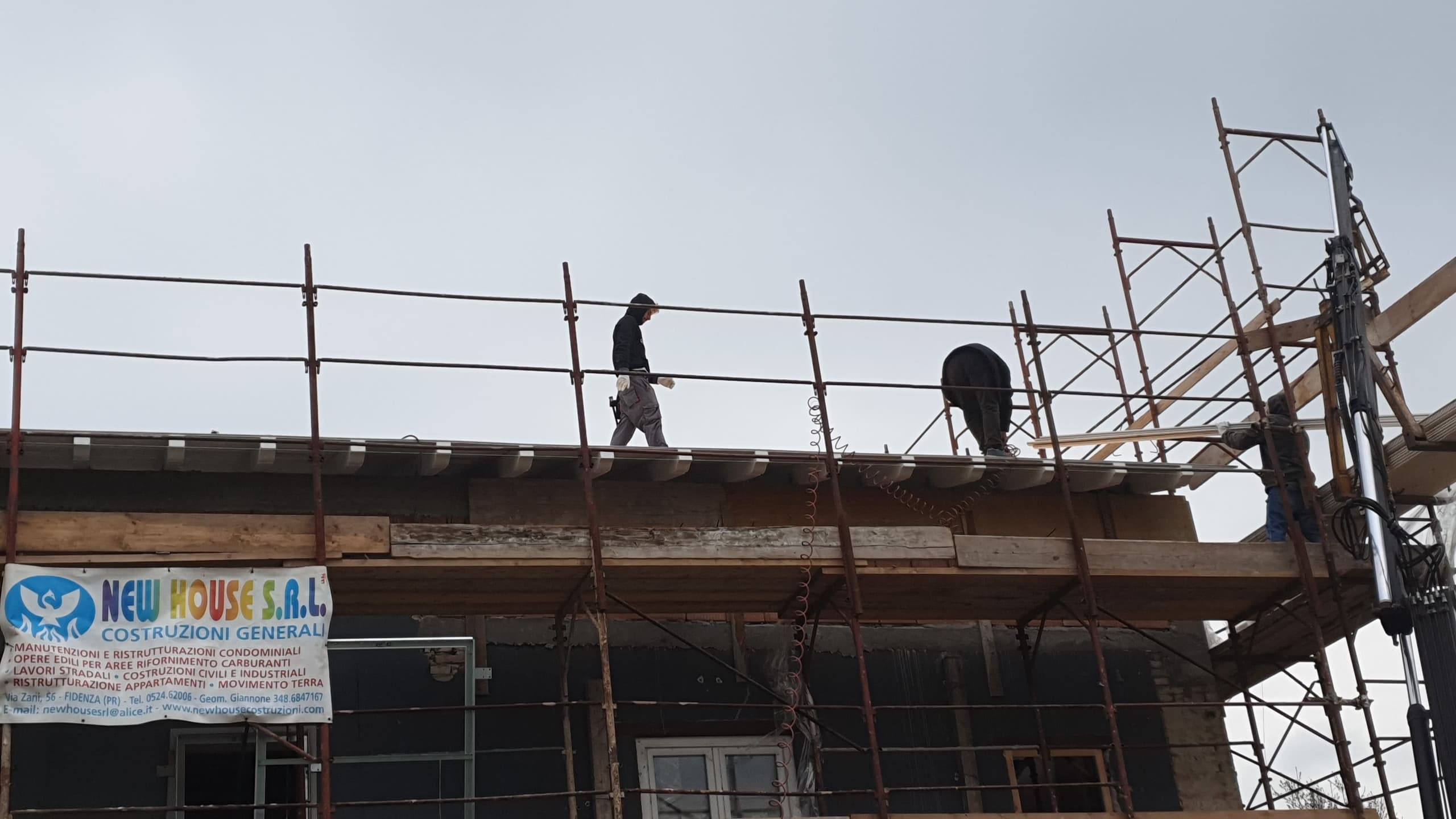 Operai di New House SRL su ponteggio durante lavori di manutenzione di una copertura