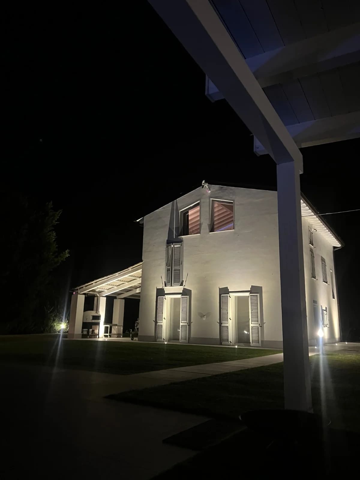 Villa ristrutturata da New House SRL illuminata di notte, vista esterna del risultato finale